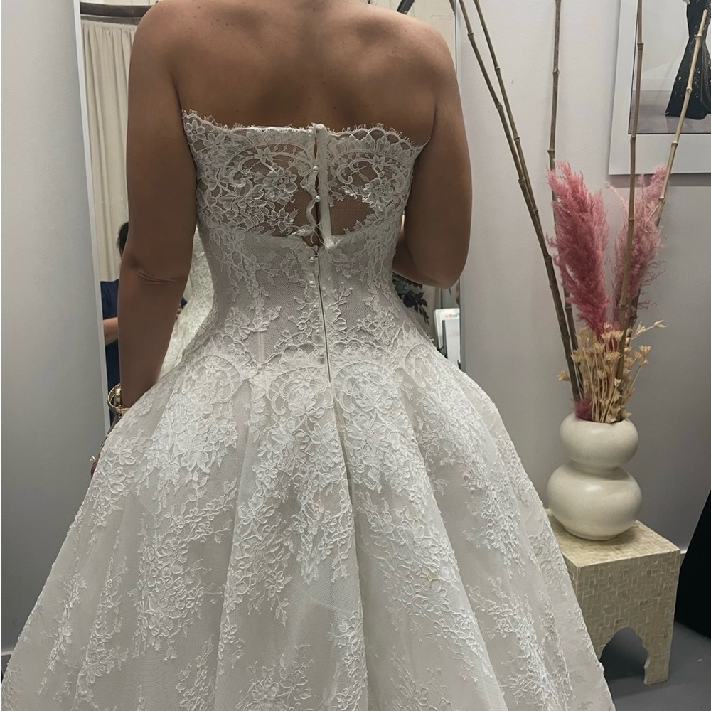 Monique Lhuillier Alexandra White Lace Wedding Dress - Picture 11 of 16